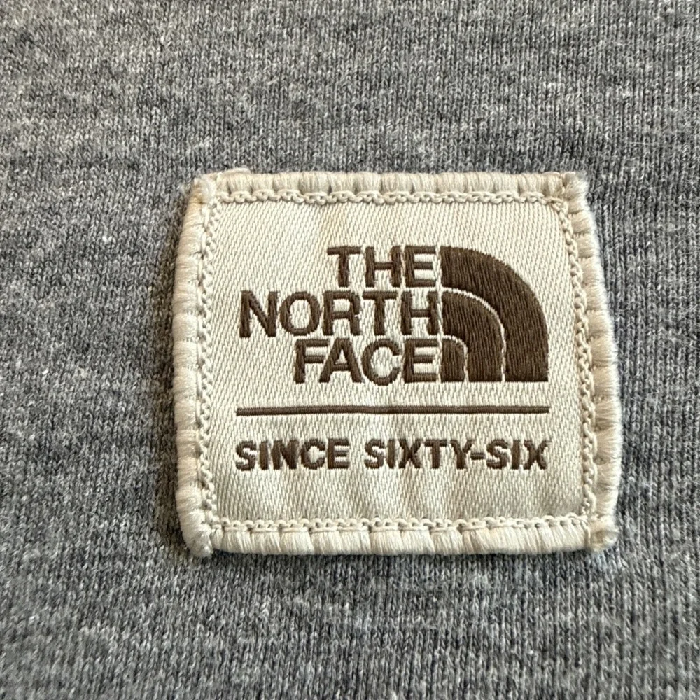 The North Face T-Shirt Mens medium Gray Short Sleeve Logo Tee